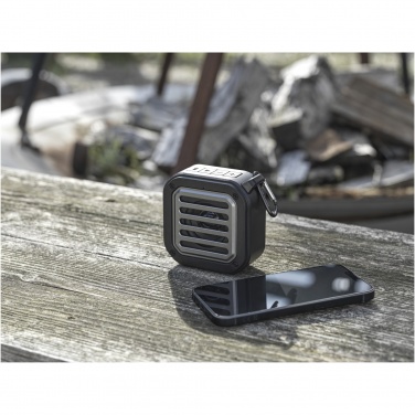 Logotrade firmakingi foto: Solo 3W IPX5 RCS taaskasutatud plastikust päikeseenergia Bluetooth® kõlar karabiiniga 