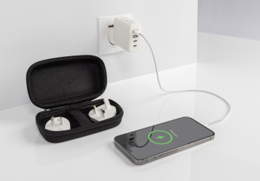 Logo trade reklaamkingi pilt: TravelCharge Pro RCS plastikust reisilaadija USB C-ga