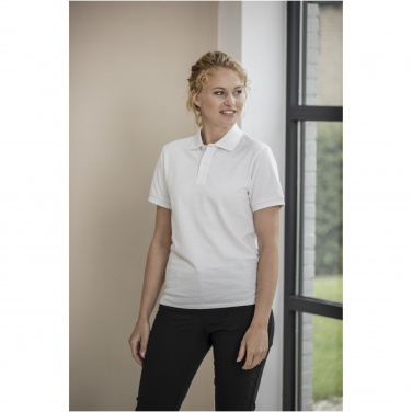 Logo trade mainostuotet tuotekuva: Emerald lyhythihainen unisex Aware™-poolopaita kierrätetystä materiaalista
