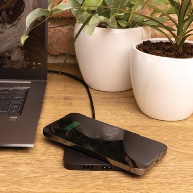 Logotrade liikelahja tuotekuva: RCS 10W langaton laturi USB porteilla kierrätetystä muovista