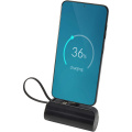 Alnair 5 000 mAh:n ja 10 W:n kierrätetystä muovista valmistettu Type-C-varavirtalähde, jossa sisäänrakennettu jalusta ja 2-in-1-kaapeli, Tasainen musta