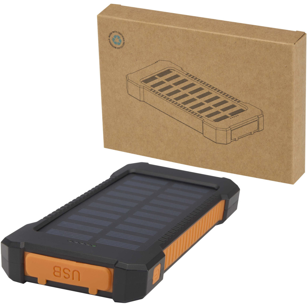 Logotrade liikelahja tuotekuva: Altair 5 000 mAh:n ja 10 W:n kierrätysmuovista valmistettu kestävä aurinkoenergialla toimiva varavirtalähde, jossa on sisäänrakennettu taskulamppu