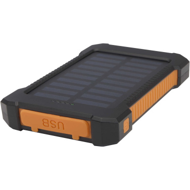 Logo trade mainoslahja ja liikelahja tuotekuva: Altair 5 000 mAh:n ja 10 W:n kierrätysmuovista valmistettu kestävä aurinkoenergialla toimiva varavirtalähde, jossa on sisäänrakennettu taskulamppu