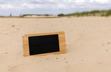 Logotrade presentreklam bild: Sunwick 10.000mAh solcellspowerbank i bambu