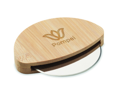 Logotrade reklamprodukter bild: Rund pizzaskärare av bambu